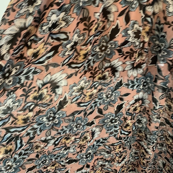 Summer deep V neck dress with flowing vibes. - Picture 4 of 6